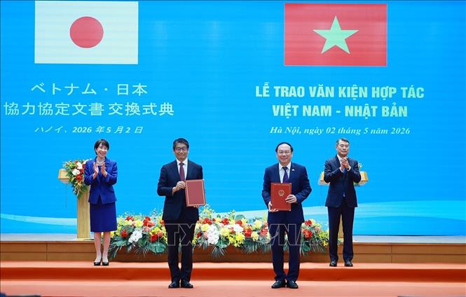 Thủ tướng Lê Minh Hưng và Thủ tướng Nhật Bản Takaichi Sanae chứng kiến trao Thoả thuận vay (L/A) cho Dự án Phát triển cơ sở hạ tầng thích ứng với biến đổi khí hậu để hỗ trợ sản xuất cho đồng bào dân tộc thiểu số các tỉnh trung du, miền núi phía Bắc giữa Chính phủ Việt Nam và Cơ quan Hợp tác quốc tế Nhật Bản (JICA) - Ảnh: Dương Giang/TTXVN