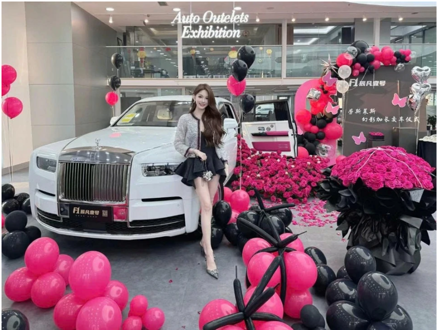 Hotgirl đăng ảnh bên siêu xe được cho là của tỷ phú