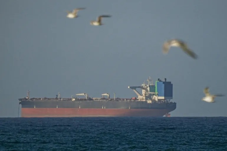 Một con tàu tại Oman chờ đi qua eo biển Hormuz sau thỏa thuận ngừng bắn kéo dài 2 tuần giữa Mỹ và Iran - Ảnh: Shadi JH Alassar/Anadolu