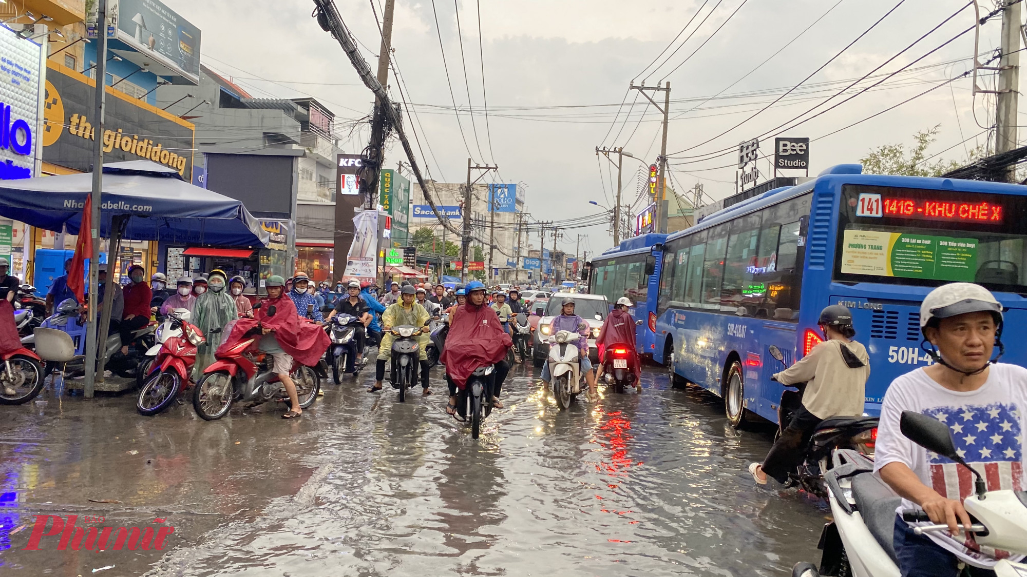 Tại khu vực TP Thủ Đức cũ, nhiều tuyến đường quanh chợ Thủ Đức bị ngập nặng khiến hàng loạt xe bị chết máy. Ghi nhận tại các tuyến đường như Tô Ngọc Vân (phường Linh Đông), Đặng Thị Rành, Dương Văn Cam,… phường Thủ Đức bị ngập sâu hơn 50cm. Đáng chú ý, do nước chảy xiết đã cuốn nhiều vật dụng của người dân, rác thải chắn kín miếng cống thoát nước khiến tình trạng ngập càng nặng.