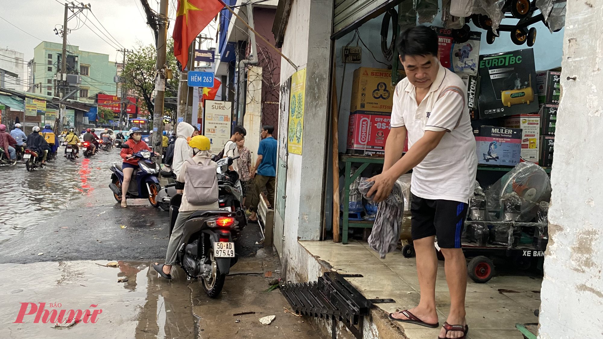 Người dân tranh thủ dọn dẹp nhà cửa khi nước vừa rút. Theo người dân, đây là cơn mưa đầu mùa sau nhiều ngày nắng nóng nhưng không ngờ lại mưa lớn đến vậy, gây ngập nặng khiến họ không kịp trở tay, nước tràn vào nhà gây hư hỏng một số vật dụng.