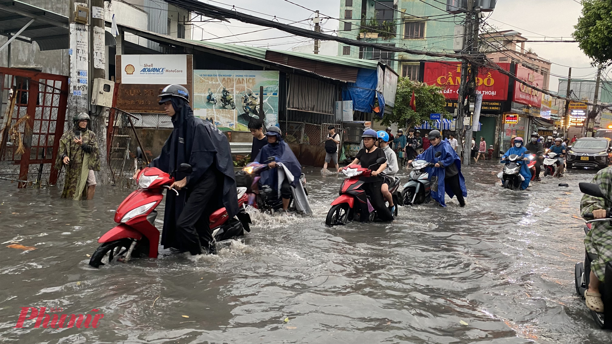 Xe chết máy la liệt trên đường Tô Ngọc Vân sau cơn mưa đầu mùa