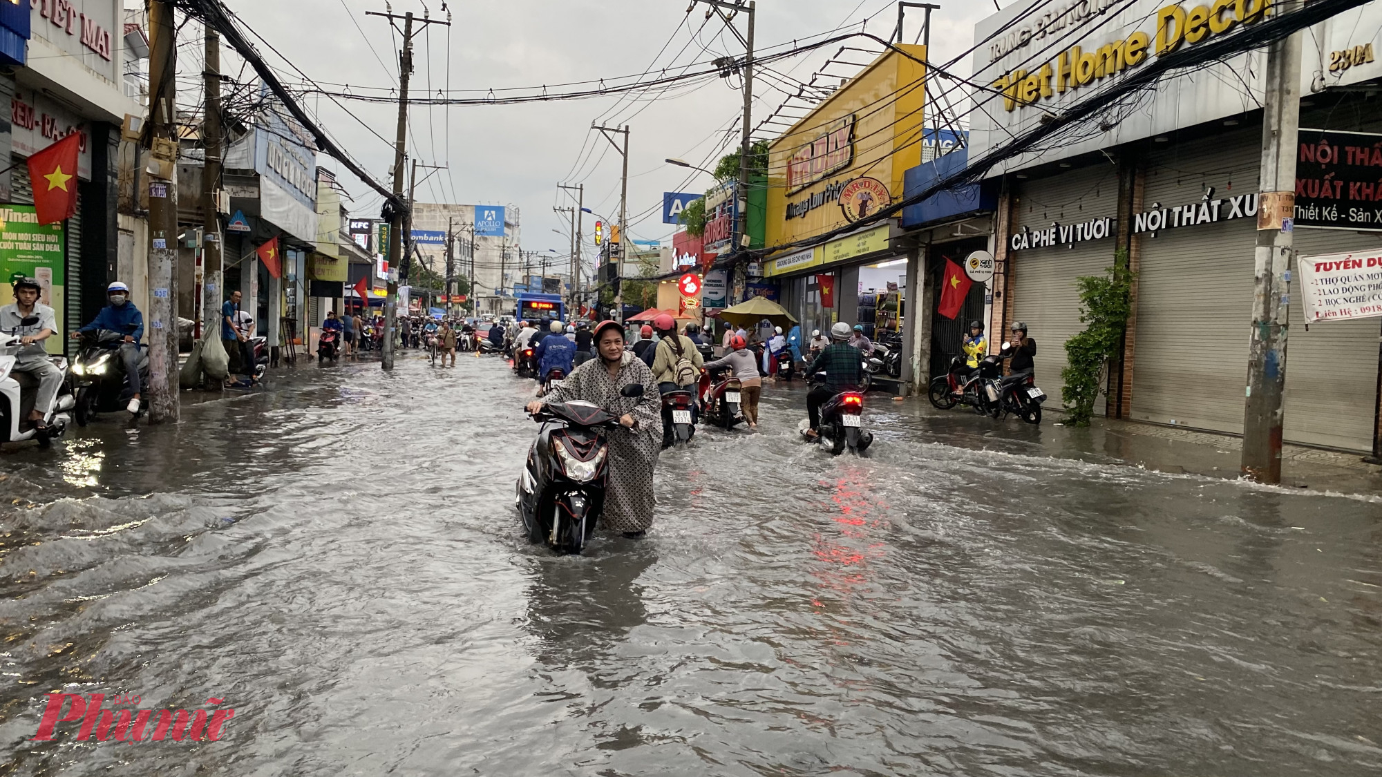 Nhiều xe bị chết máy, nhiều người đi xe máy phải xuống dắt bộ để đi qua vùng ngập