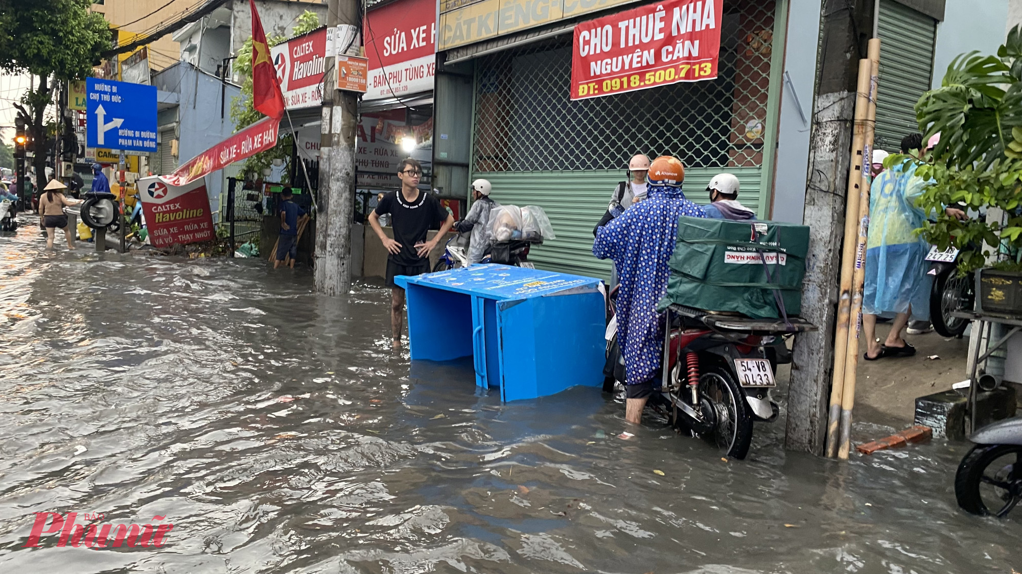 Thanh niên bất lực vì thùng sắt nặng hàng chục kg bị nước cuốn trôi đi xa