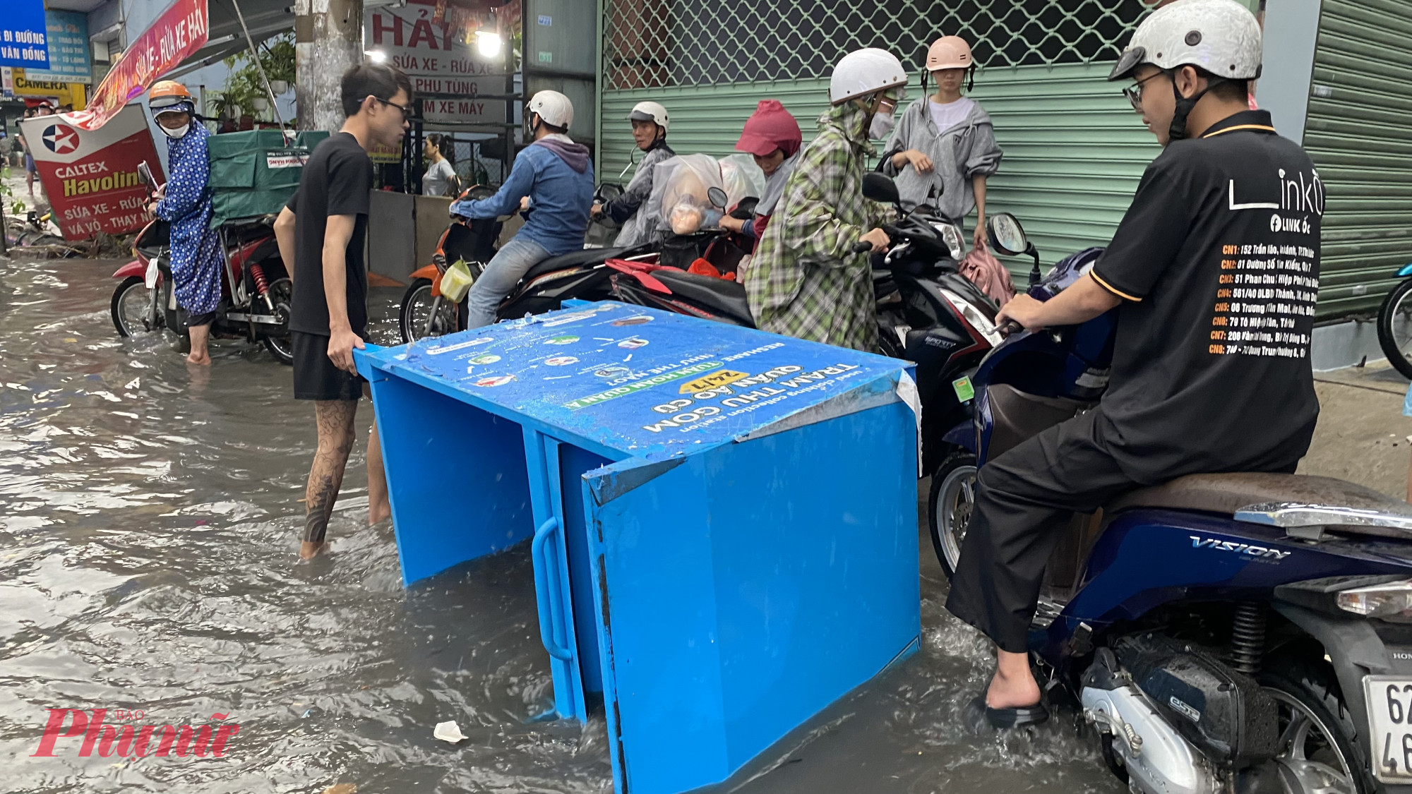 Tại đường Tô Ngọc Vân bị ngập sâu hơn 50cm, nước chảy mạnh cuốn trôi cả thùng sắt đặt trên vỉa hè đi xa cả trăm mét.