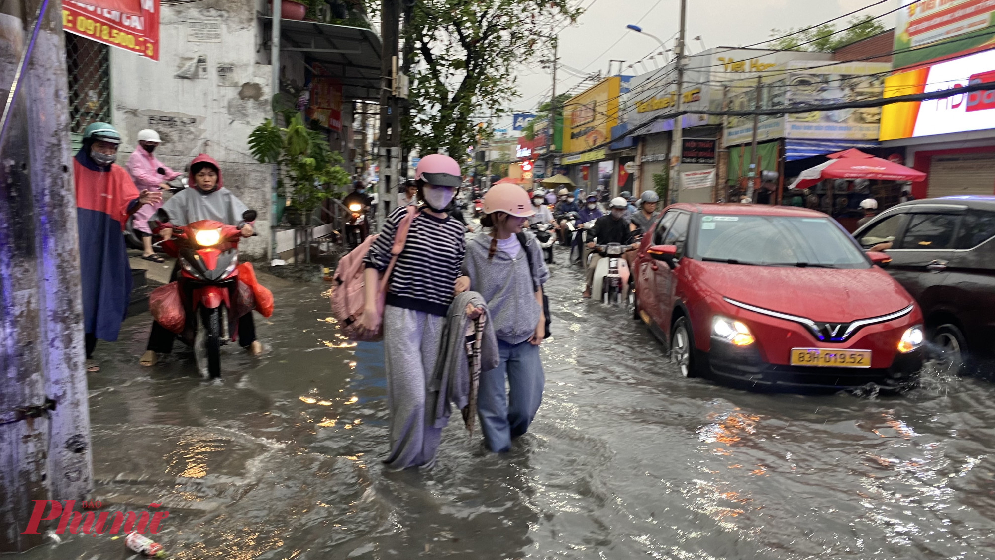 Nhiều người xuống xe lội bộ qua điểm ngập sâu