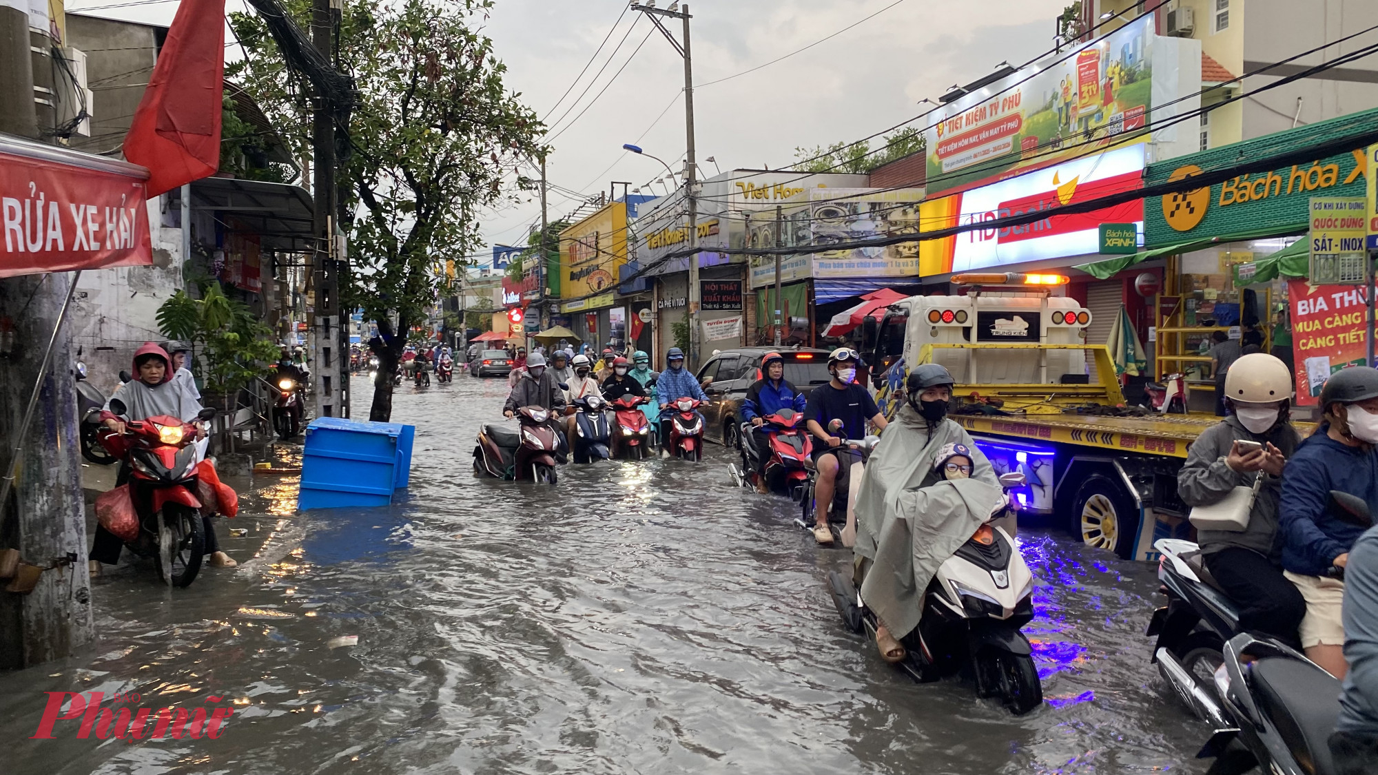 Giao thông rối loạn do đường bị ngập sâu