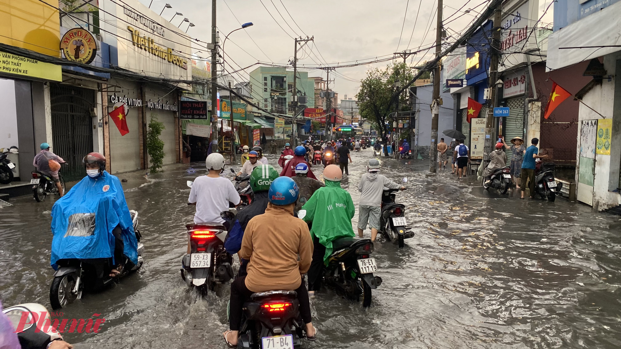 Chiều 2/5, TPHCM xuất hiện mưa giông đầu mua trên diện rộng, khiến nhiều tuyến đường bị ngập sâu, cuộc sốn người dân bị đảo lộn