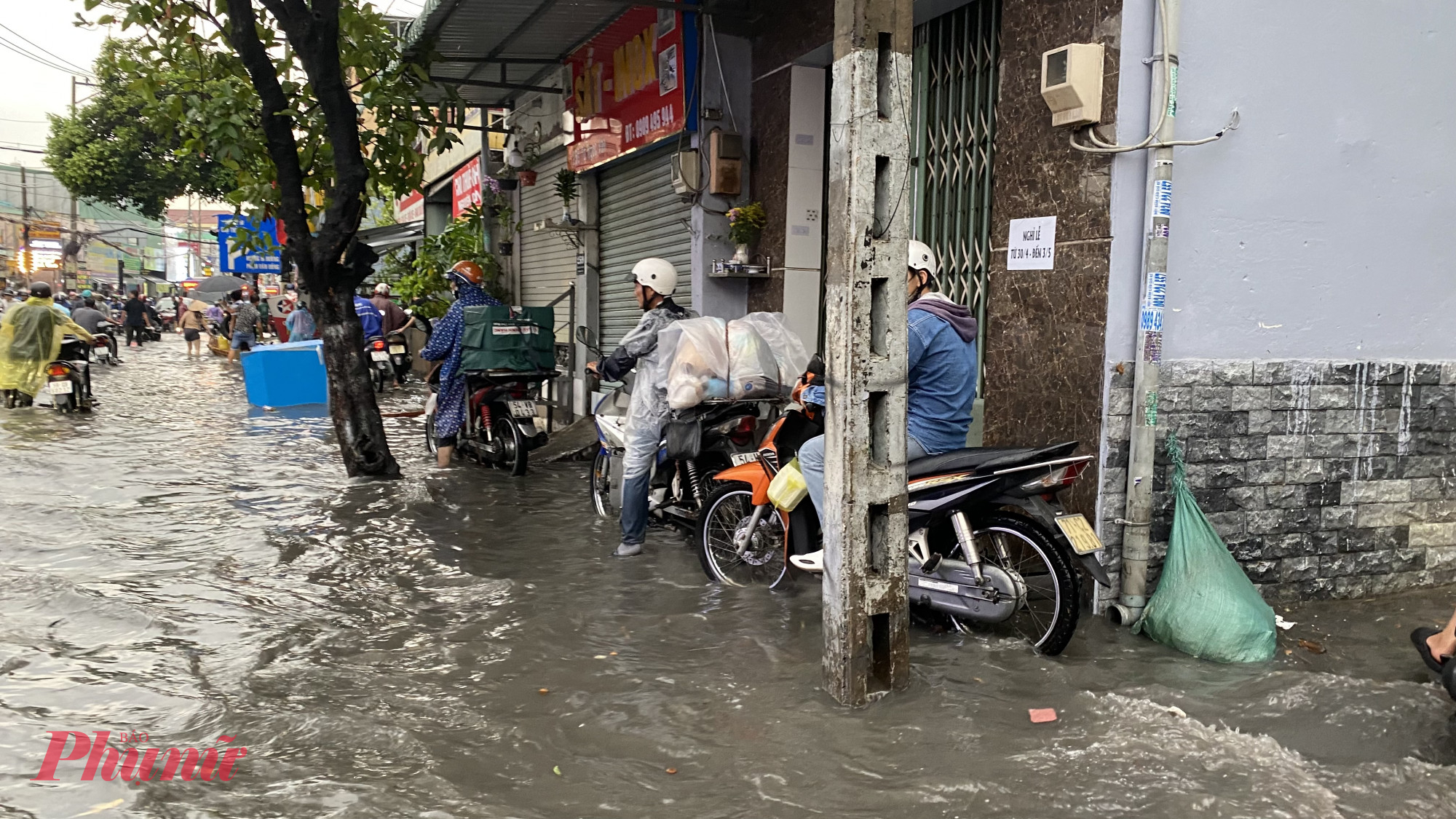Nhiều người tấp vào vỉa hè để chờ nước rút