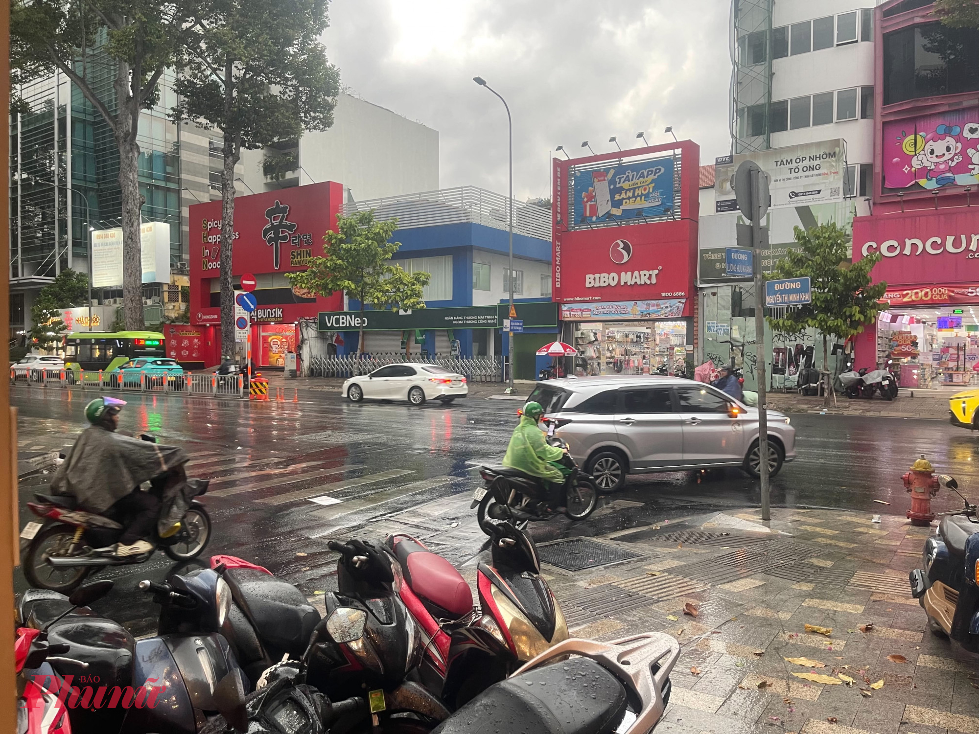 Mưa lớn xảy ra khu vực phường Bàn Cờ (quận 3 cũ) - Ảnh: Hưng Nguyễn