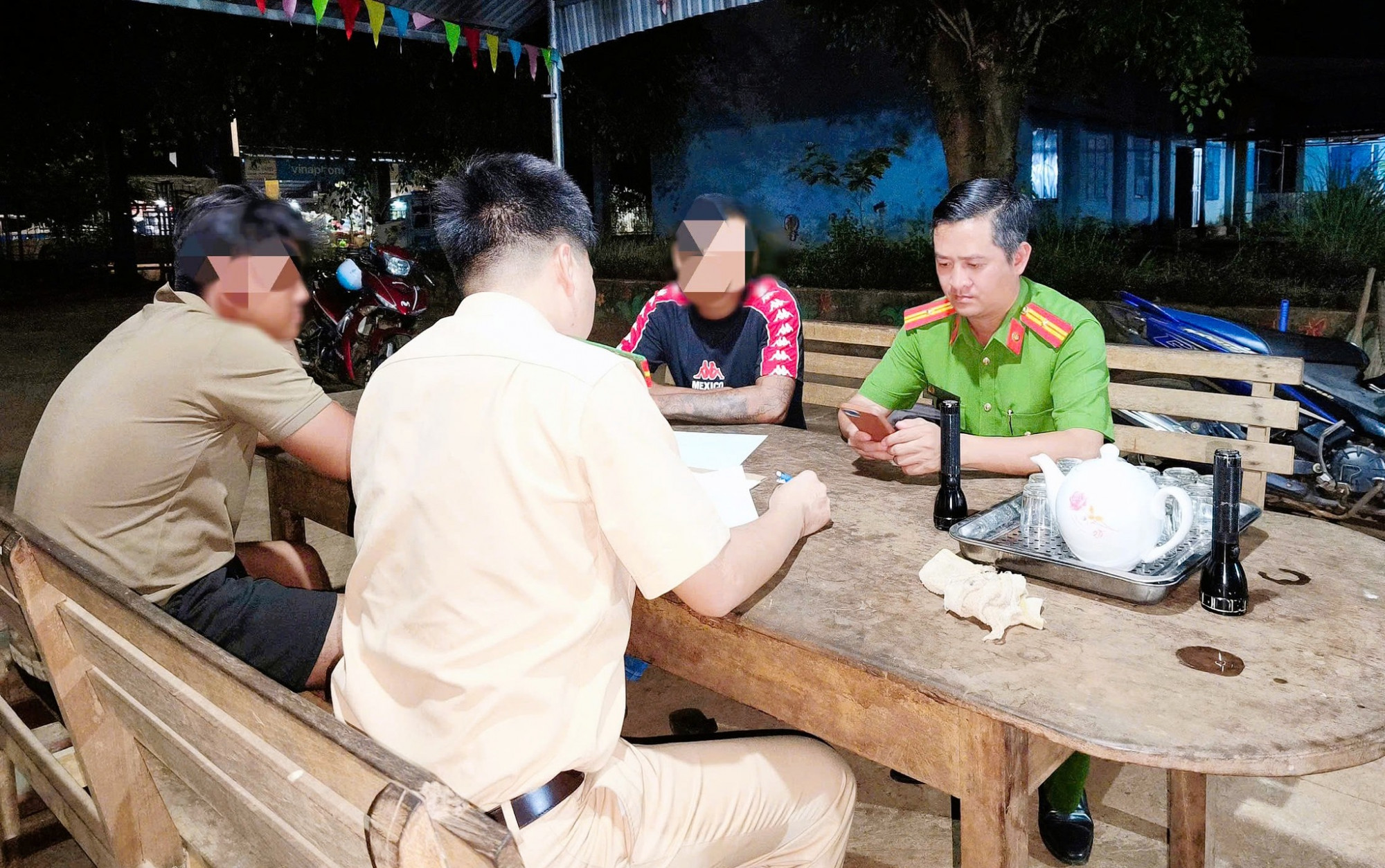 Lực lượng chức năng làm việc với các đối tượng liên quan. Ảnh: CSGT