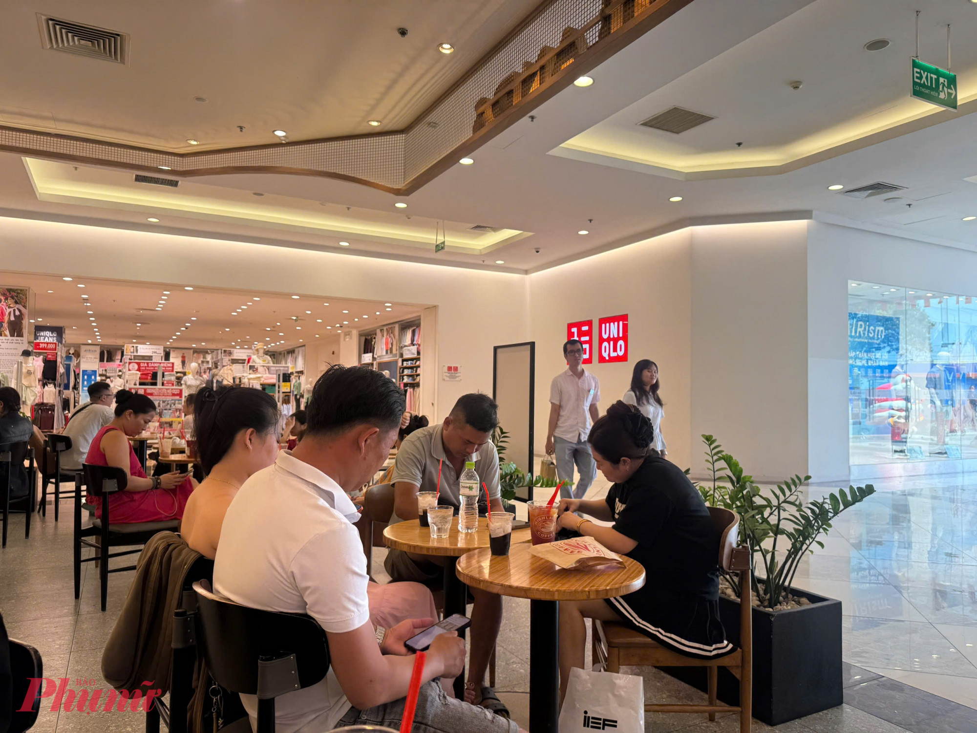 Tại Vincom (phường Tăng Nhơn Phú), khu vực ăn uống và giải trí gần như kín chỗ. Nhiều nhà hàng phải xếp hàng chờ, đặc biệt ở các khung giờ cao điểm từ 18g đến 21g. 