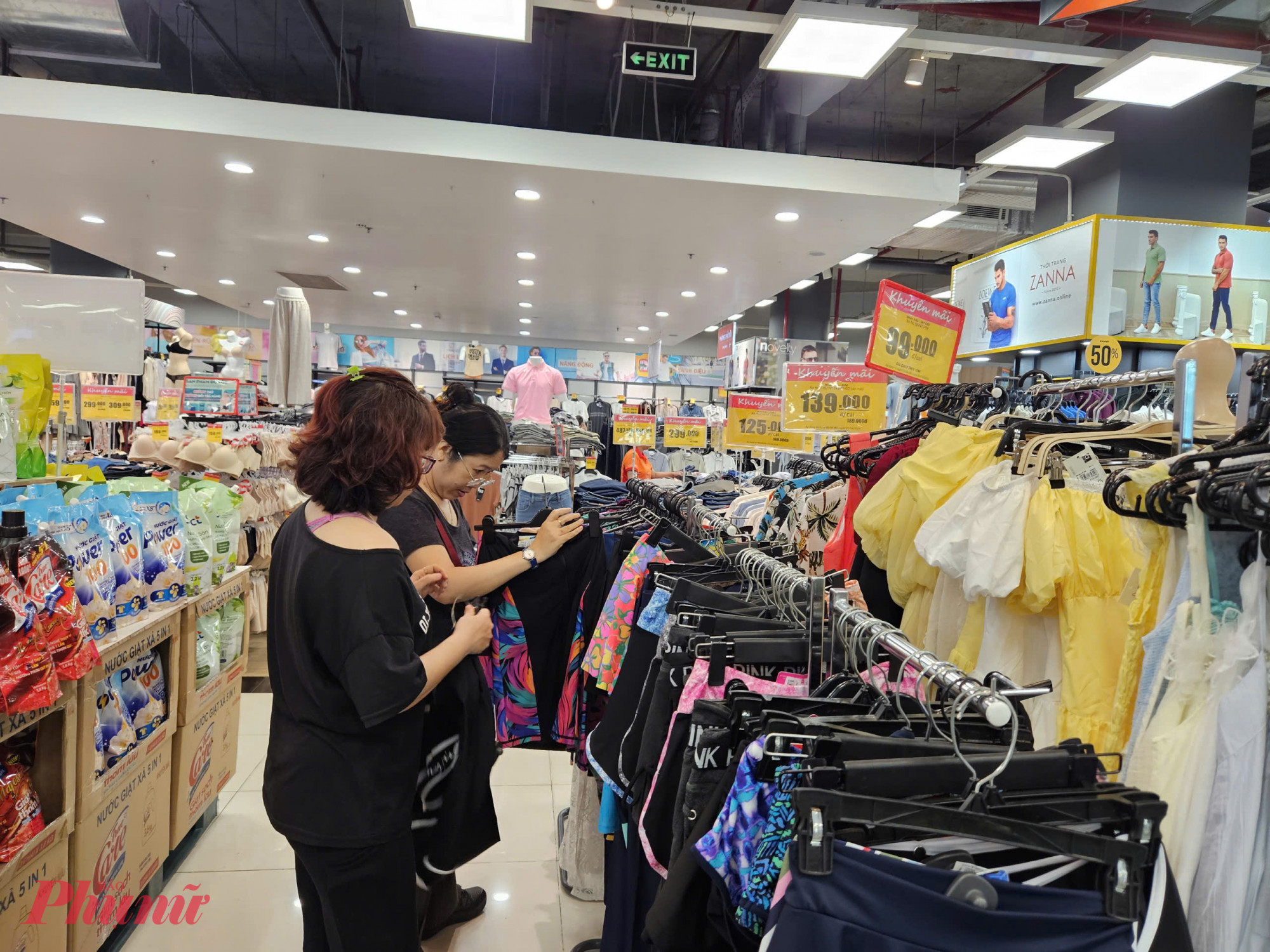 Tương tự, tại siêu thị Co.opXtra Phạm Văn Đồng (phường Hiệp Bình), thời trang là mặt hàng được nhiều người lựa chọn do đang áp dụng khuyến mãi sâu