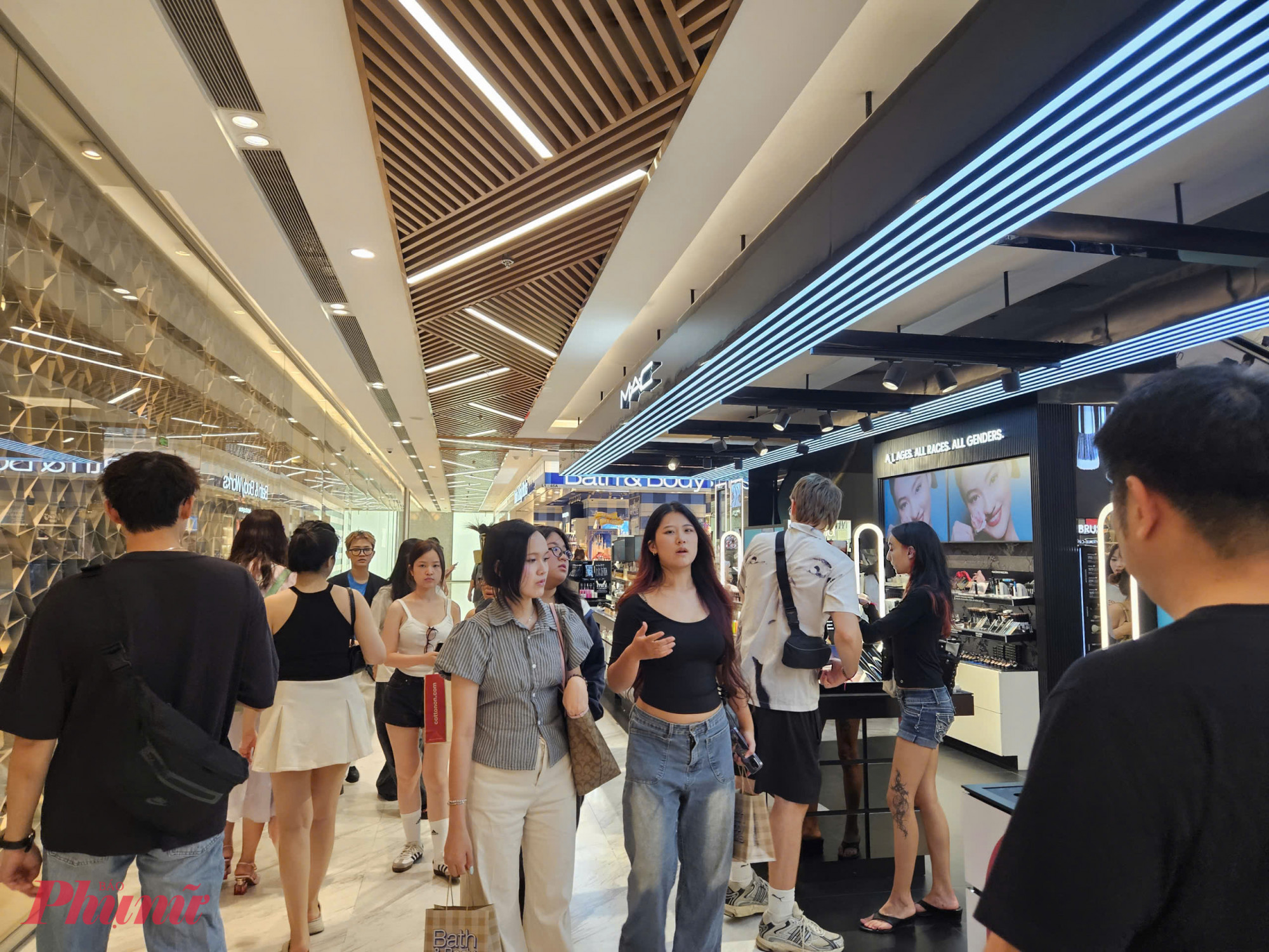 Dòng người tấp nập mua sắm tại Vincom Đồng Khởi trong tối 1/5