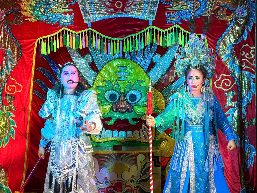 Chị Như Ngọc (bên phải) diễn vở tuồng cổ Ngũ Sắc Châu tại đình Trường Đông trong đêm lễ hội Cầu Ngư