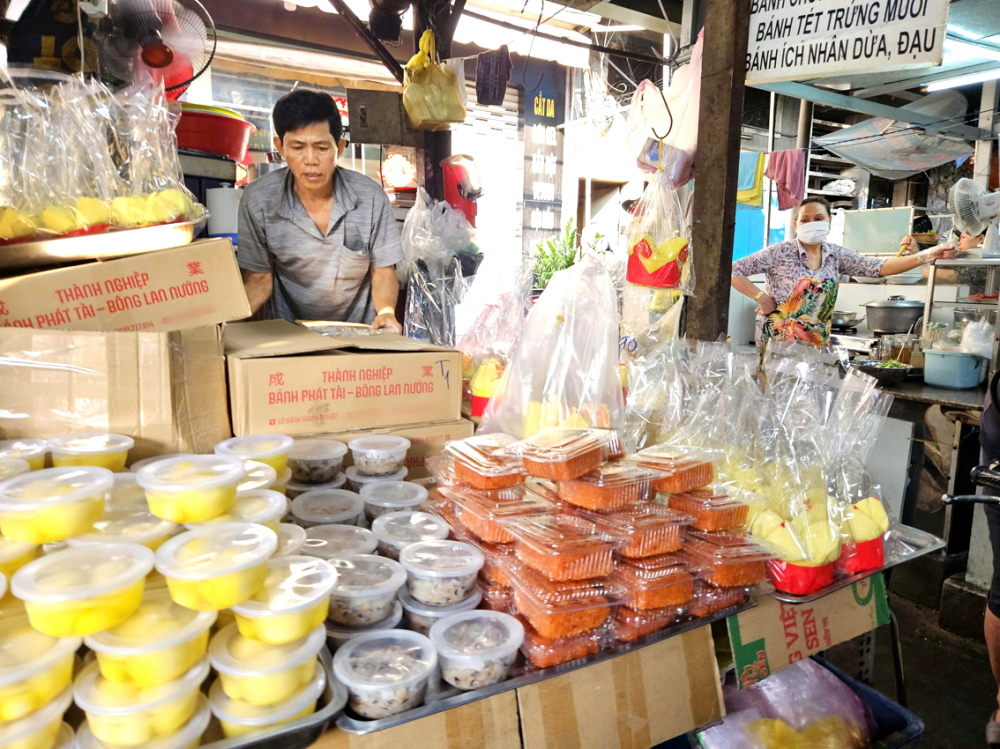 Tiểu thương chợ Bà Chiểu (TPHCM) vẫn quen dùng hộp nhựa, túi ni lông đựng đồ cho khách