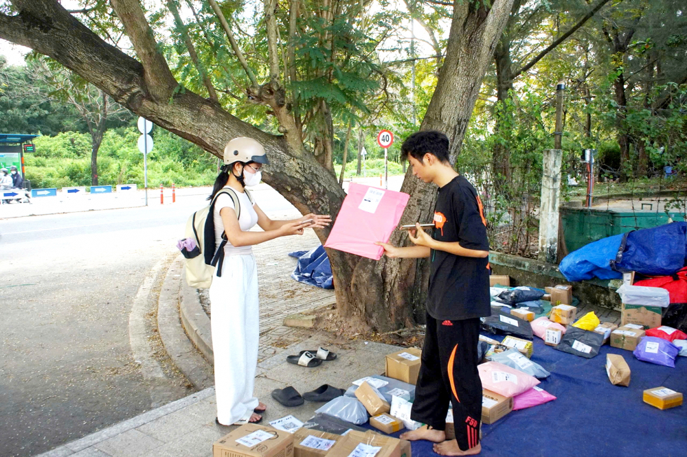 Một bộ phận người trẻ mất kiểm soát trong chi tiêu do tâm lý sợ bỏ lỡ - ẢNH MINH HỌA: BÉ HIẾU
