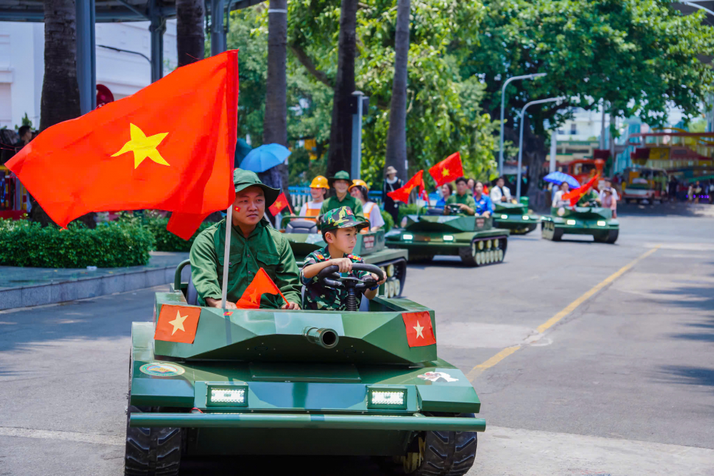 Khu du lịch Suối Tiên tổ chức hoạt động diễu hành bằng xe tăng mini thu hút đông đảo người dân, du khách dịp lễ 30/4. Ảnh: Q.T