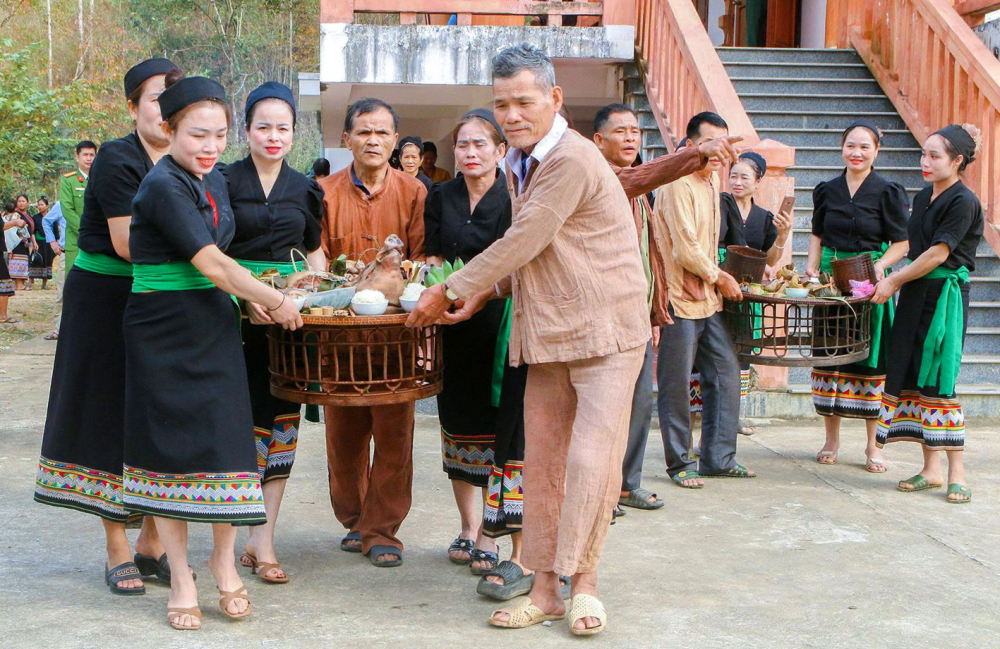 Người dân Ơ Đu ở bản Văng Môn, tỉnh Nghệ An, quây quần bên nhau trong lễ đón tiếng sấm - ẢNH: ĐÌNH TUÂN