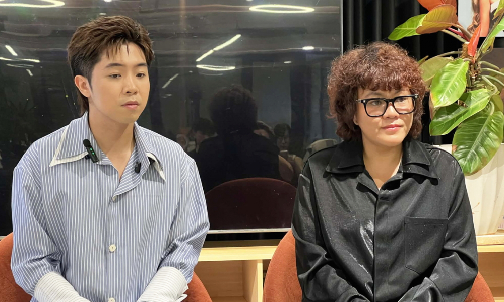 Rapper Mason Nguyễn và bà Tâm Lê - đại diện của Def Jam Việt Nam  - tại buổi gặp gỡ báo chí - ẢNH: DIỄM MI