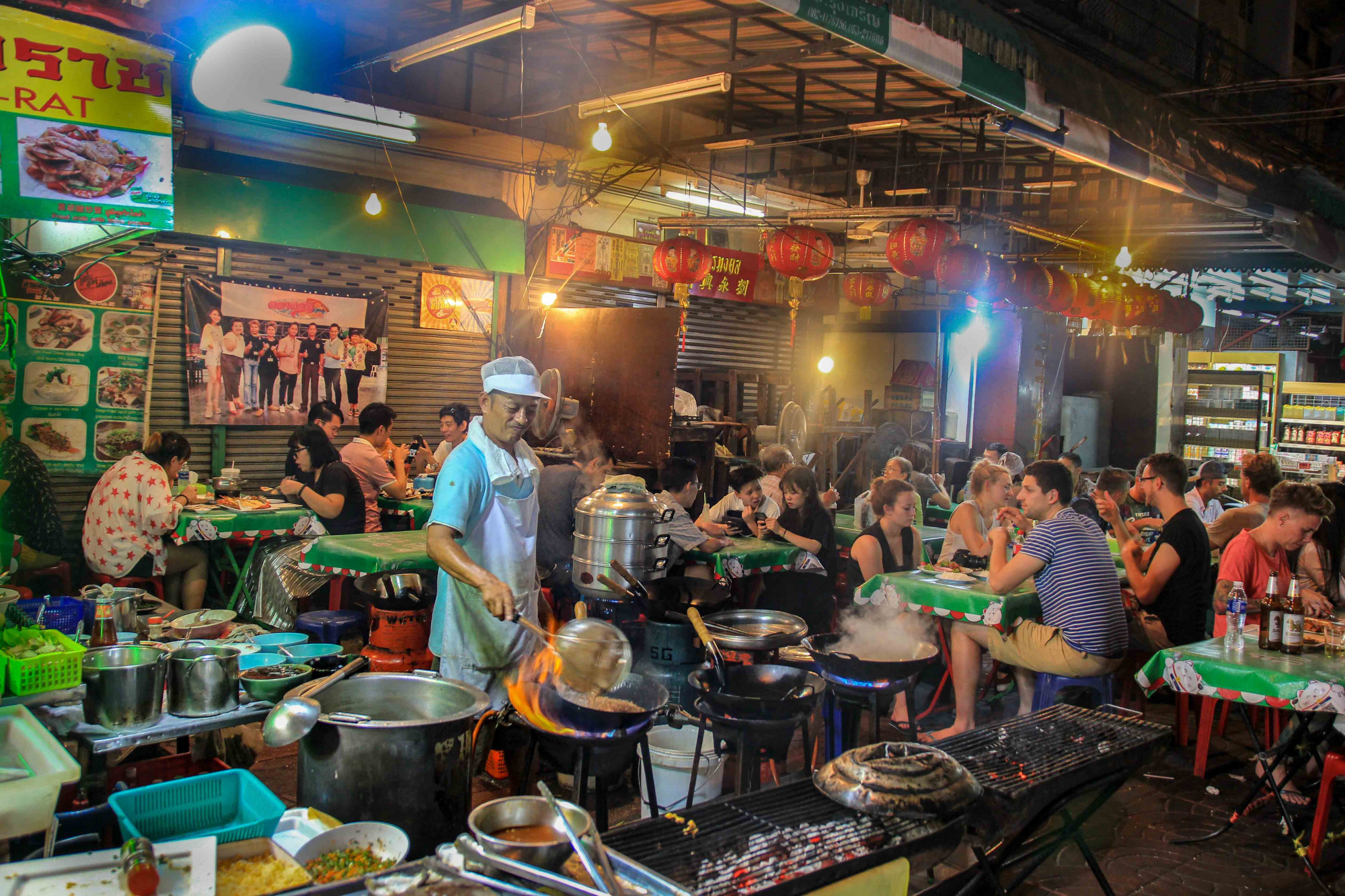 Khu phố Hoa tại thủ đô Bangkok với nhiều món ăn đường phố đa dạng luôn thu hút du khách - Ảnh: Juma