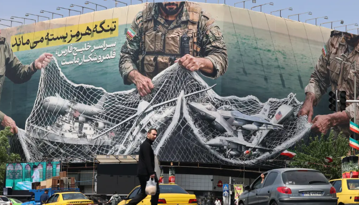 Một tấm ảnh trên đường phố Iran cho biết eo biển Hormuz vẫn bị đóng