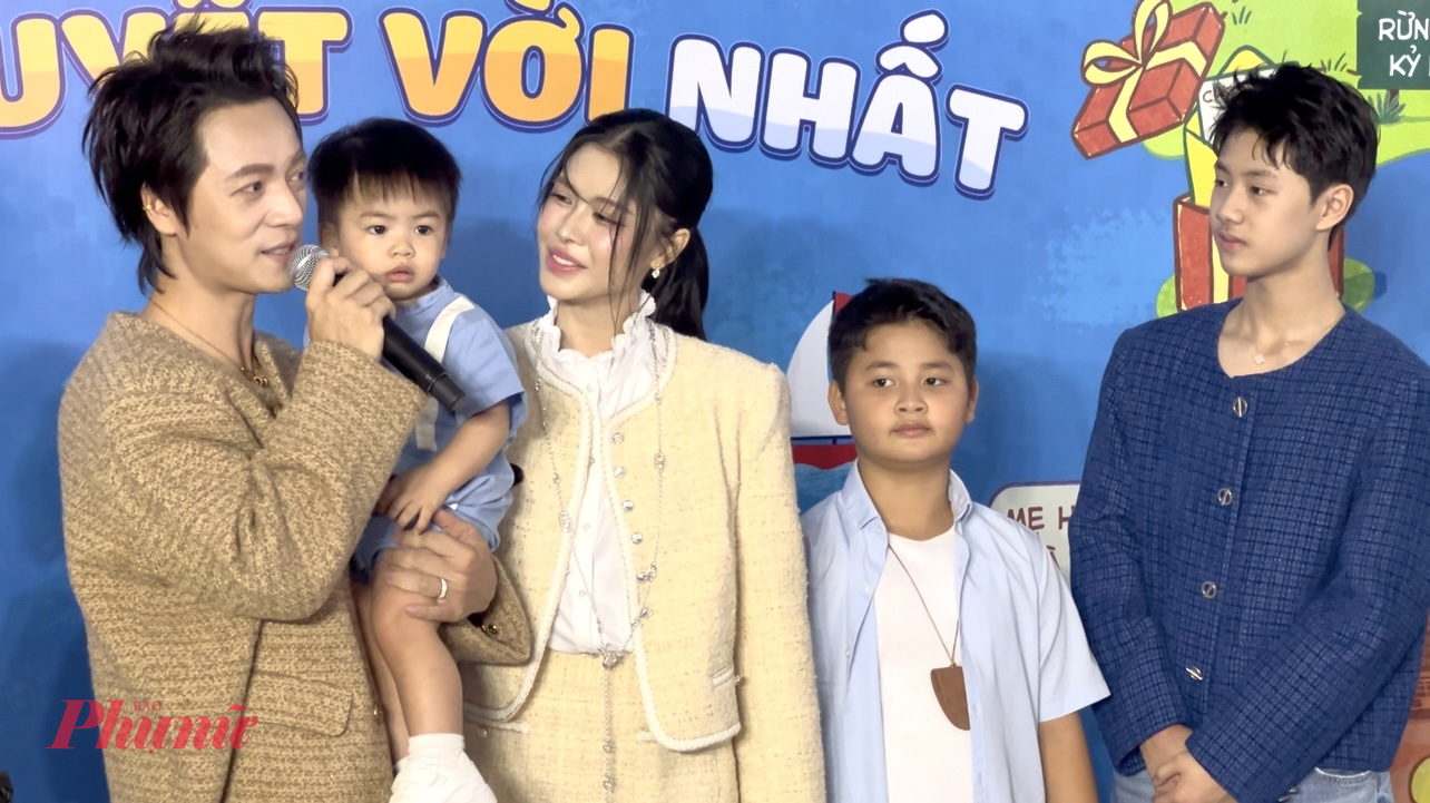 Gia đình ca sĩ Đăng Khôi có mặt tại sự kiện giao lưu