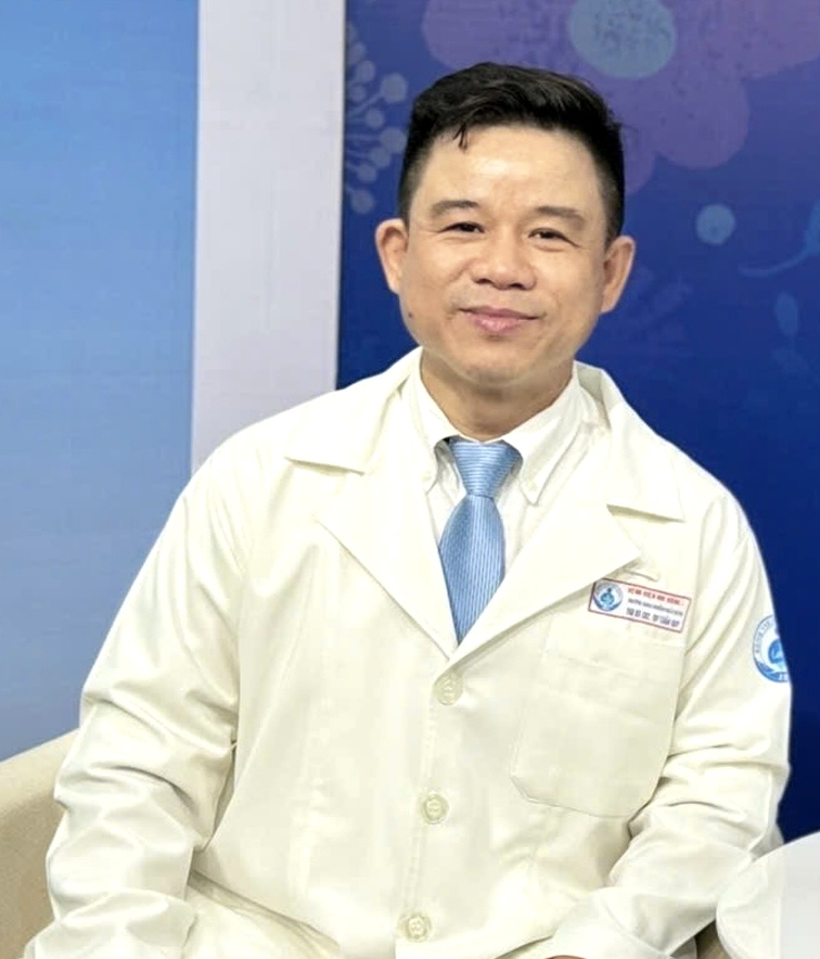 Bác sĩ chuyên khoa 2 Dư Tuấn Quy - Trưởng khoa Nhiễm - Thần kinh, Bệnh viện Nhi Đồng 1 - Ảnh: Nguyễn Quang