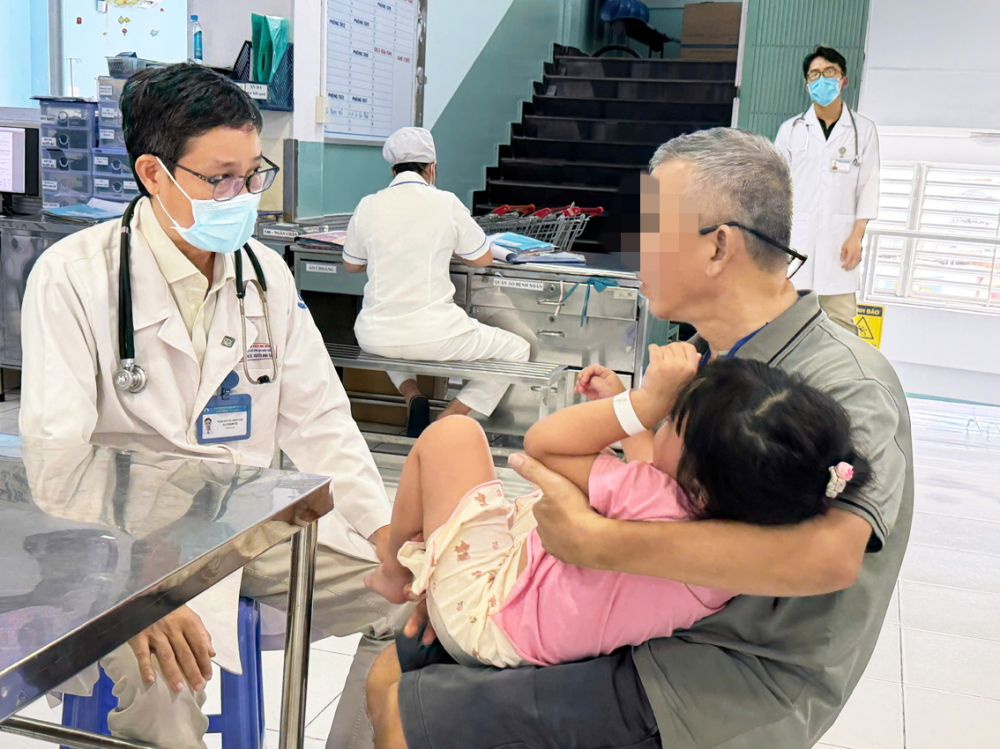 Bác sĩ tại Khoa Nhiễm - Thần kinh Bệnh viện Nhi Đồng 1 đang tư vấn về tình trạng bệnh nhi cho phụ huynh - Ảnh: Thanh Huyền