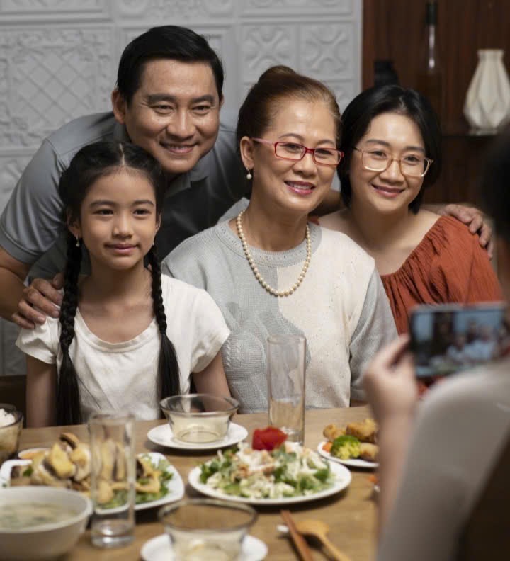 Gia đình hạnh phúc cần mọi thành viên biết bao dung cho nhau (ảnh Freepik)