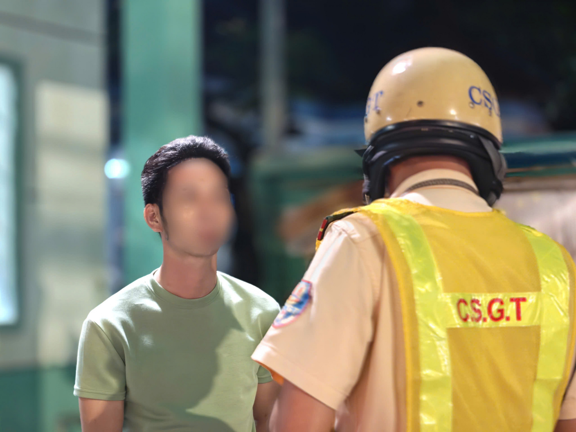 Anh Đ. bị kiểm tra và phát hiện vi phạm nồng độ cồn. Ảnh: Minh Mẫn