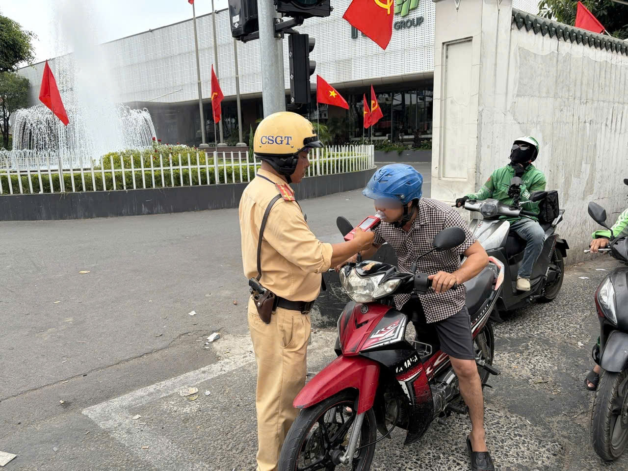Lực lượng CSGT kiểm tra nồng độ cồn vào ban ngày. Ảnh: Minh Mẫn.
