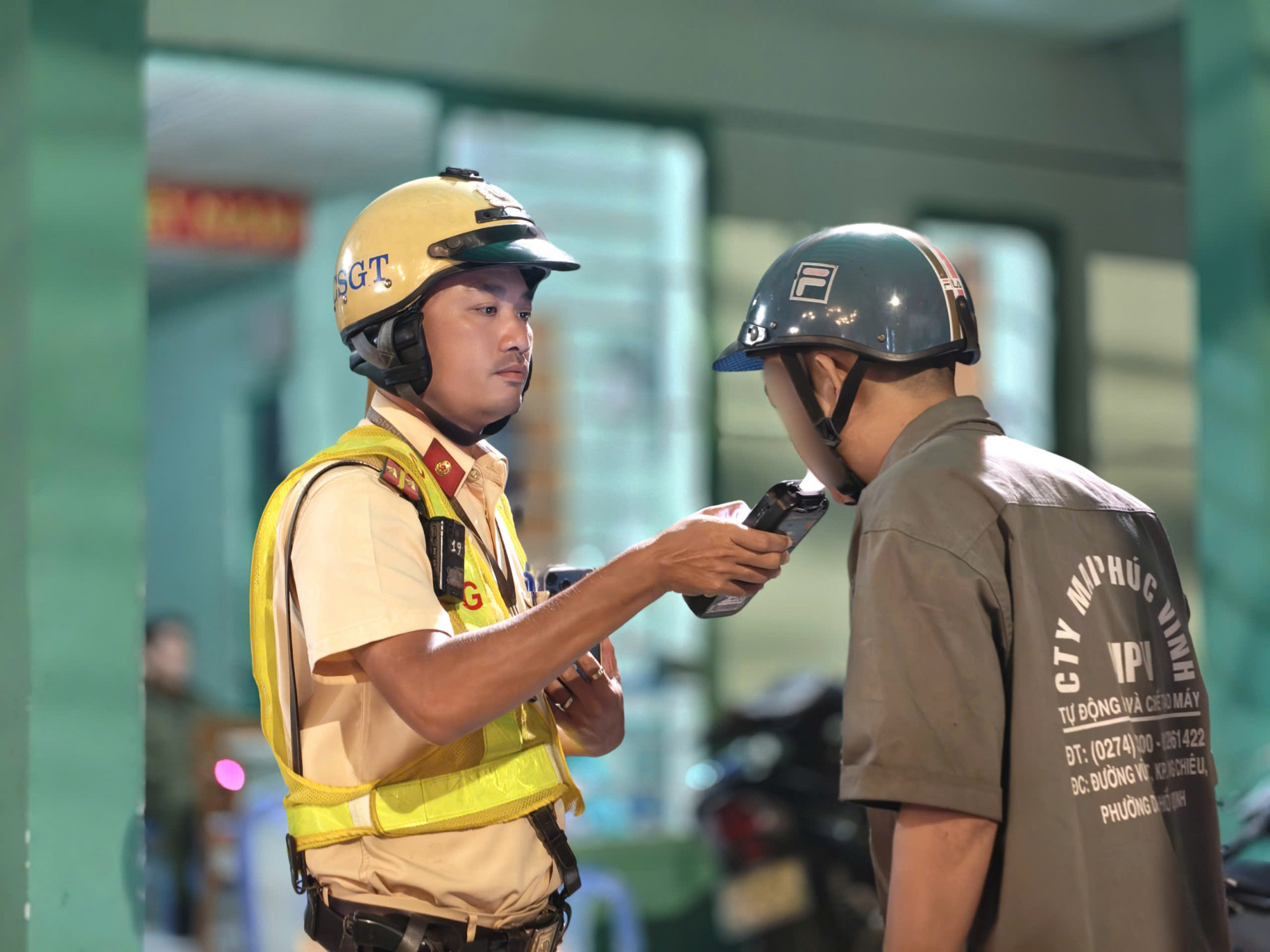 Một trường hợp bị CSGT kiểm tra nồng độ cồn. Ảnh: Minh Mẫn
