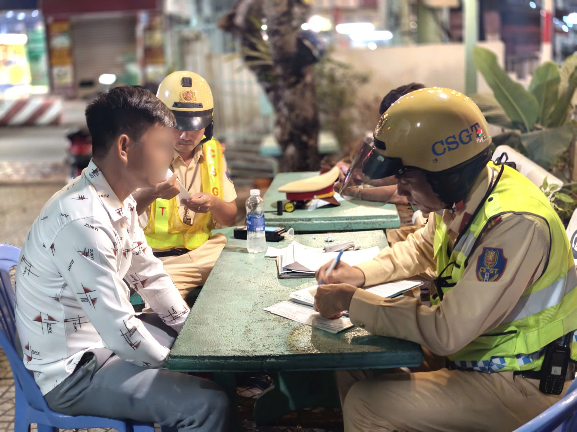 Một trường hợp vi phạm nồng độ cồn bị xử lý vào đêm 2/5. Ảnh: Minh Mẫn