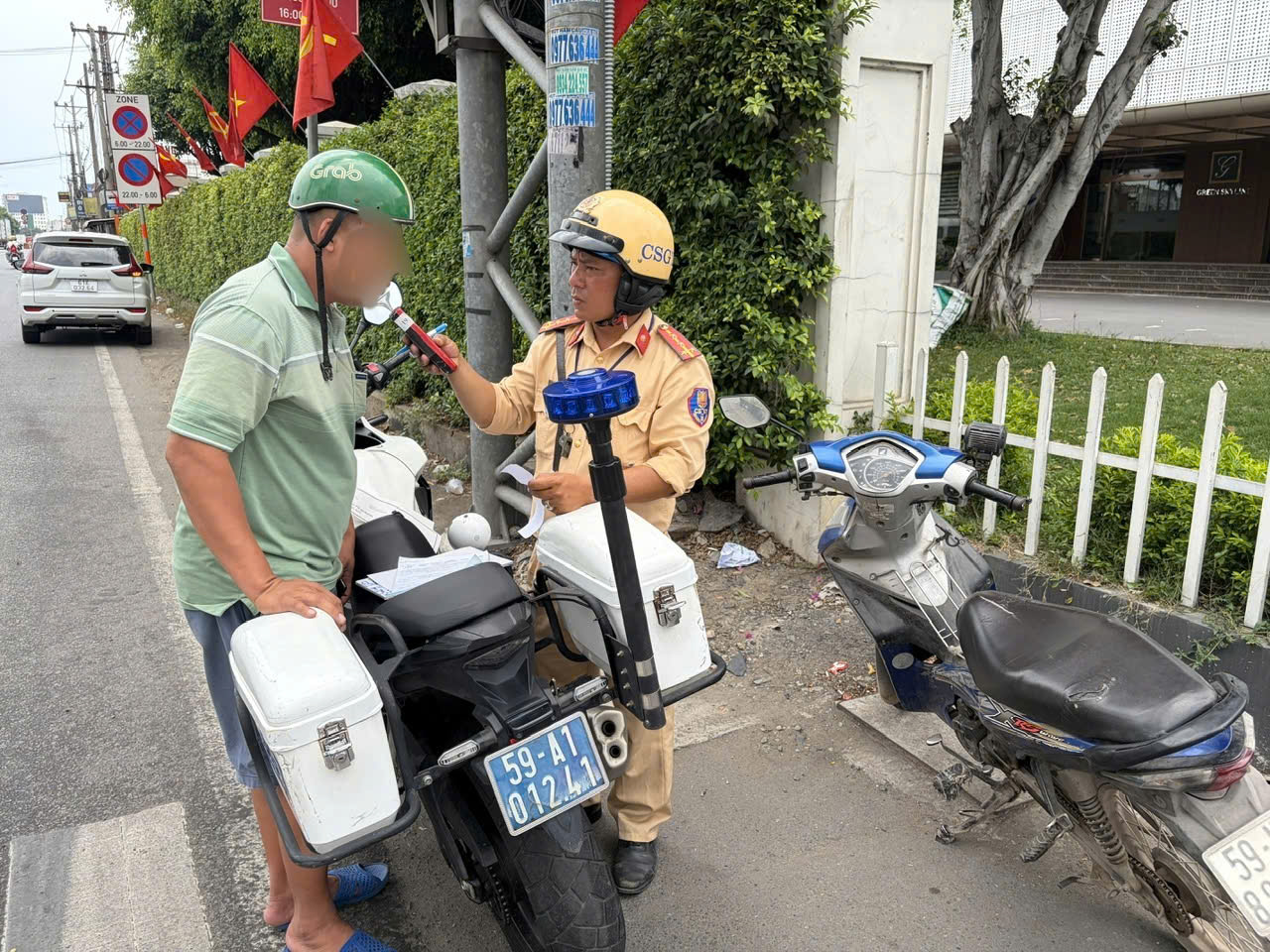 Một trường hợp vi phạm nồng độ cồn vào ban ngày bị CSGT xử lý. Ảnh: Minh Mẫn