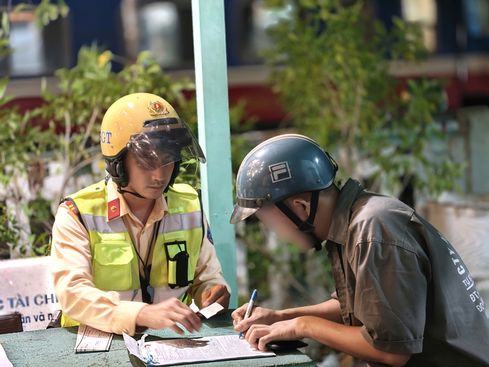 Anh L. ký vào biên bản vi phạm hành chính. Ảnh: Minh Mẫn