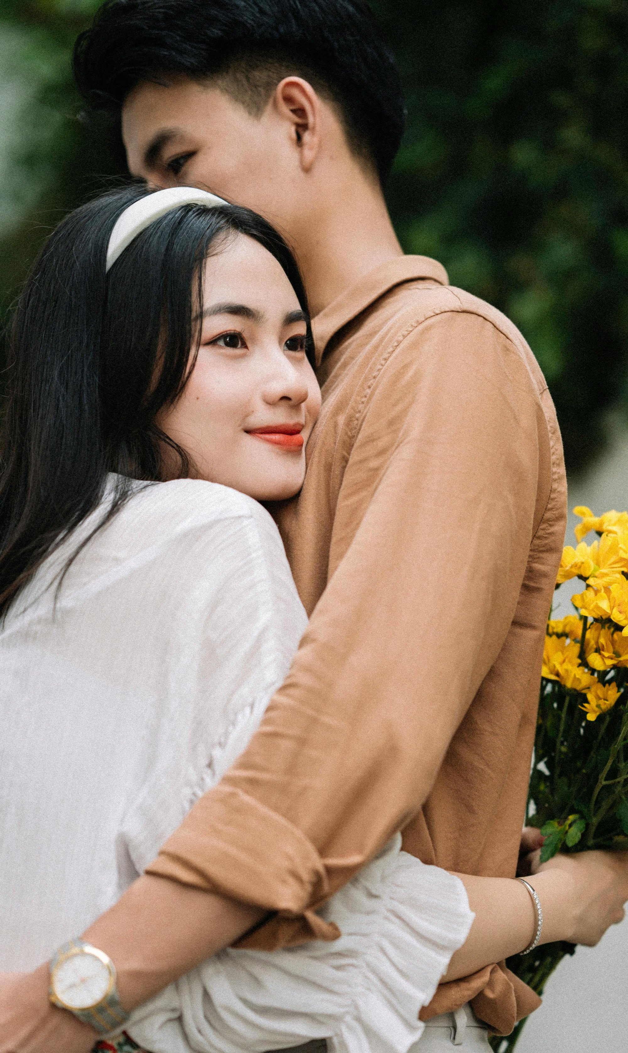 Nhiều người tỏ vẻ kì thị khi thấy phái nữ chủ động thể hiện tình cảm với người yêu - Ảnh minh họa: Pexels