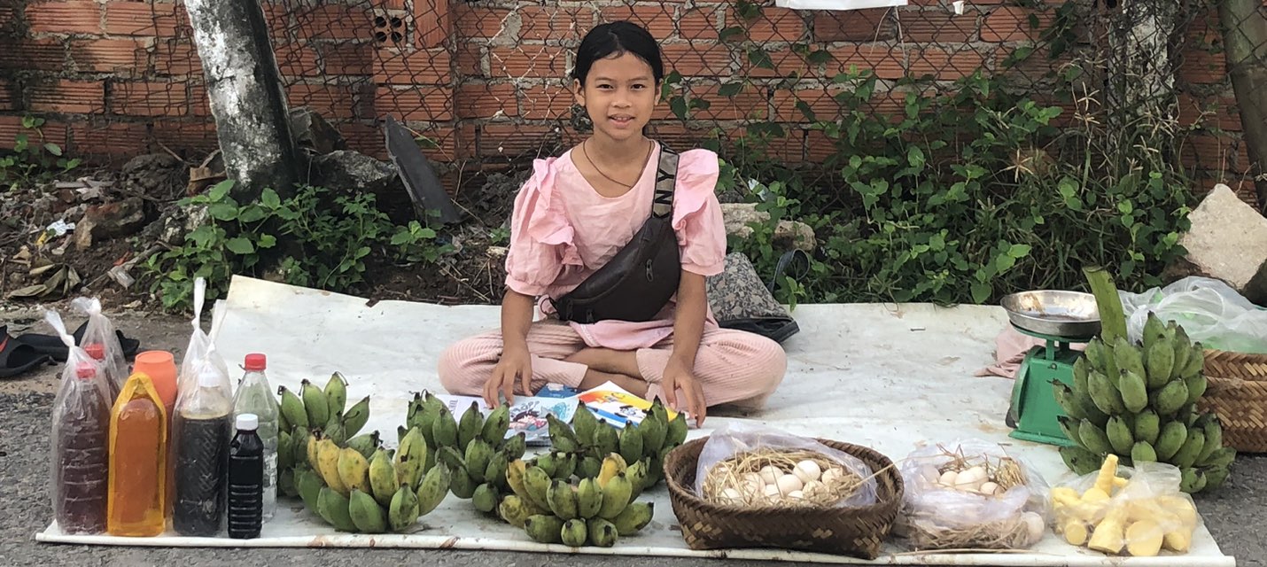 Các con của chị Hằng thường ngồi bán hàng cùng mẹ, cũng đọc sách, đàn ca (Ảnh nhân vật cung cấp)