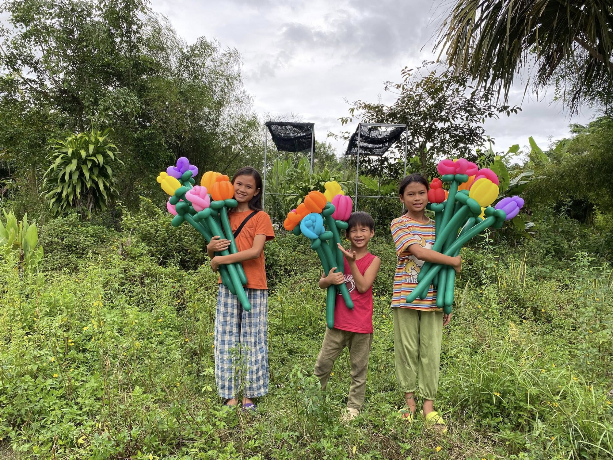 3 con của chị Hằng cũng rất giỏi, thường xuyên mở lớp học tạo hình từ bóng (Ảnh nhân vật cung cấp)