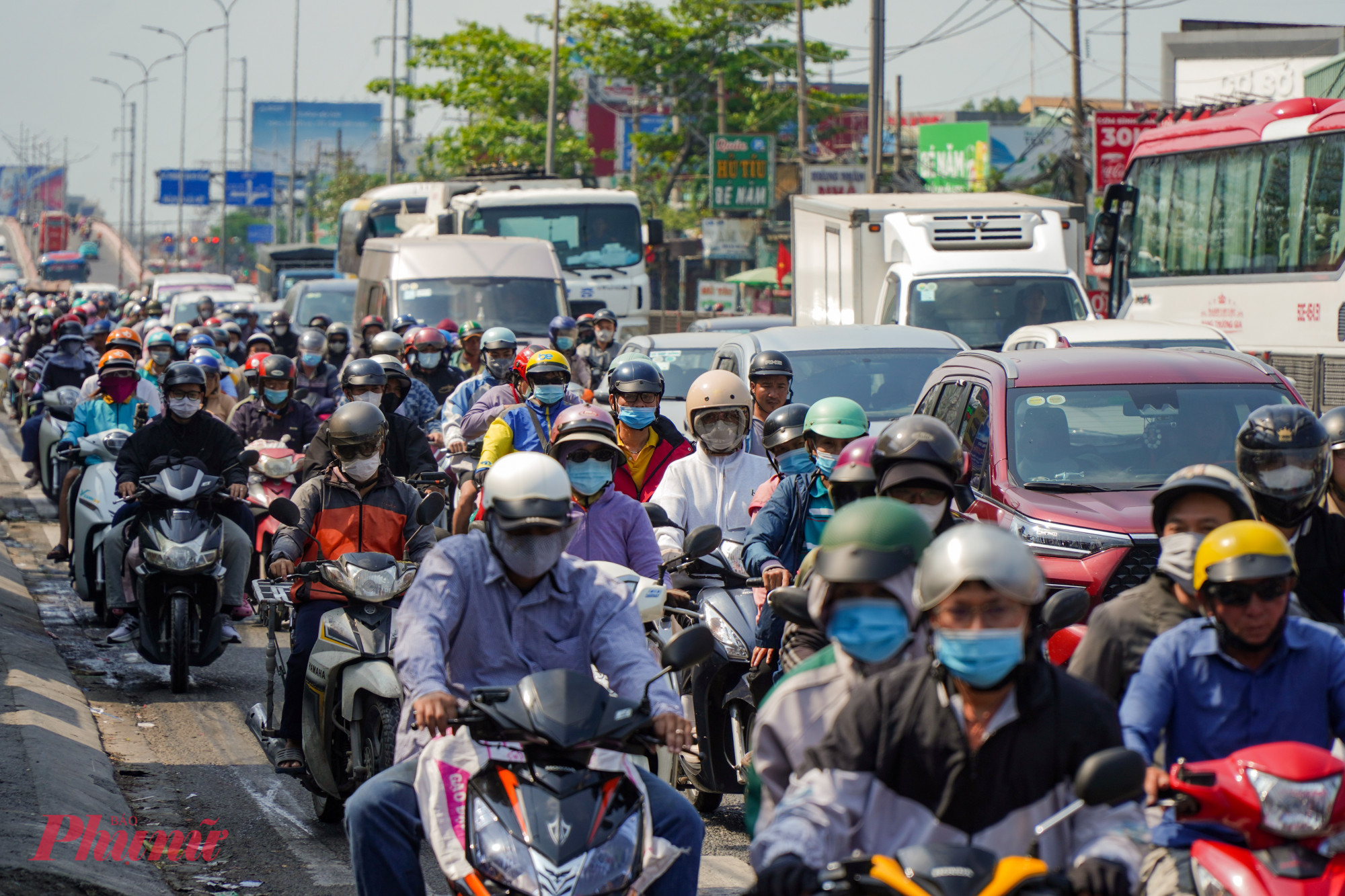 Lúc 16h30, trên đường Lê Khả Phiêu (đoạn qua xã Tân Nhựt), người dân ùn ùn trở lại thành phố sau kỳ nghỉ lễ 30/4 và 1/5. 