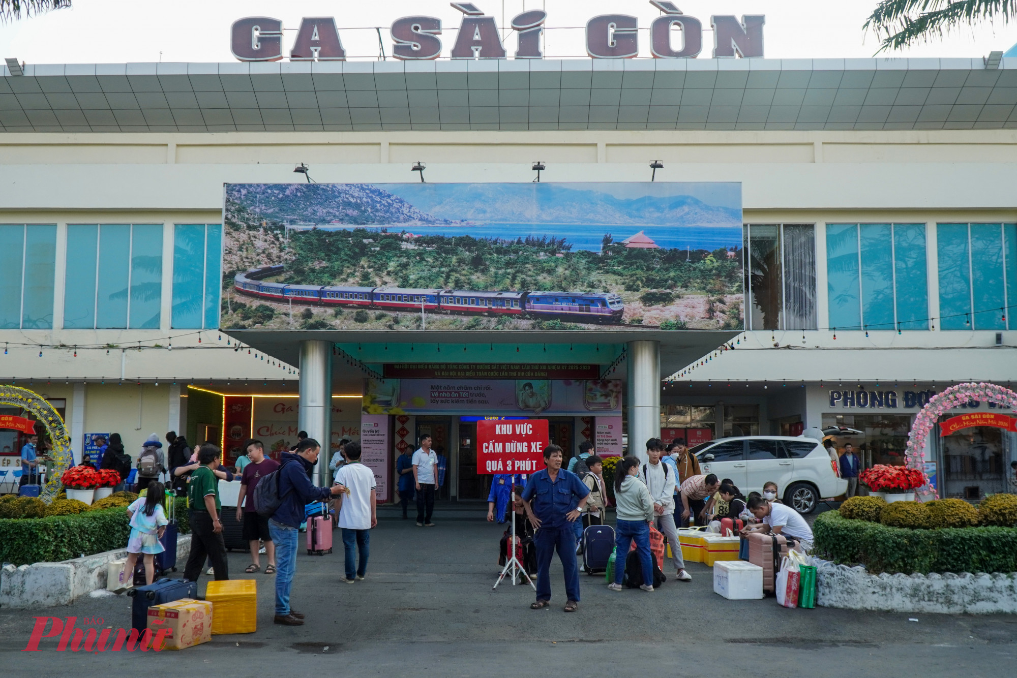 Ngoài sân ga, dù lượng khách đi tàu khá đông, việc đón taxi, xe công nghệ diễn ra tương đối thuận lợi và nhanh chóng. Hành khách không còn bị quấy rầy bởi đội ngũ xe ôm như những năm trước. 