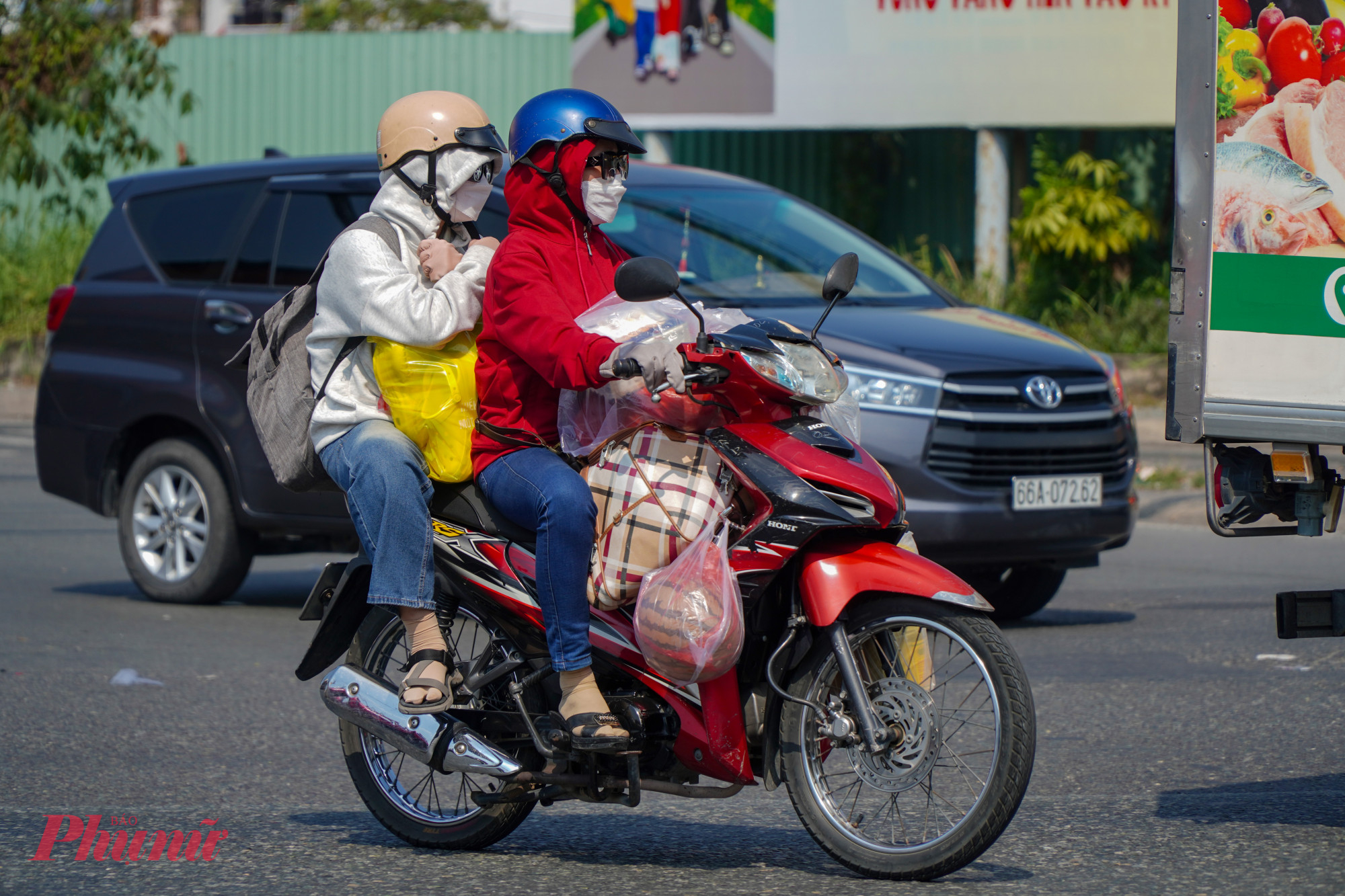 Dù số lượng người lỉnh kỉnh hành lý di chuyển bằng xe máy trở lại thành phố rất đông, cửa ngõ phía Tây TPHCM trên tuyến đường Lê Khả Phiêu vẫn lưu thông ổn định.