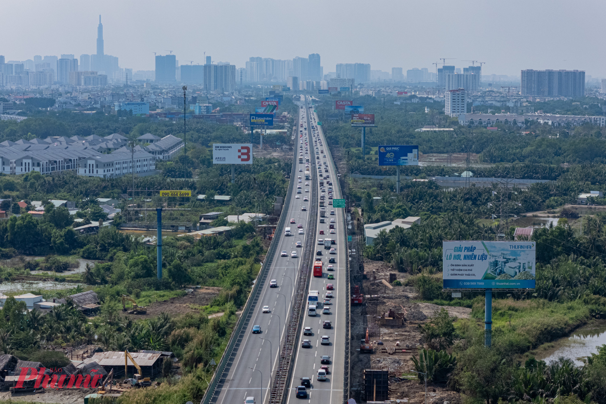  Sau khi qua khỏi trạm thu phí Long Phước, trên khu vực đường Cao tốc TPHCM - Long Thành - Dầu Giây (hướng về trung tâm TPHCM) nhiều phương tiện nối đuôi nhau di chuyển chậm vì đường khá thông thoáng.