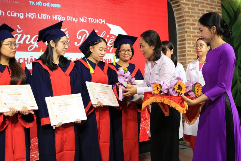  Chị Huỳnh Thị Thu Cúc - Trưởng Bộ phận Hỗ trợ Phụ nữ phát triển kinh tế Hội LHPN Thành phốHội LHPN TPHCM - trao giấy chứng nhận cho các học viên hoàn thành chương trình đào tạo - Ảnh: N.T.L. 