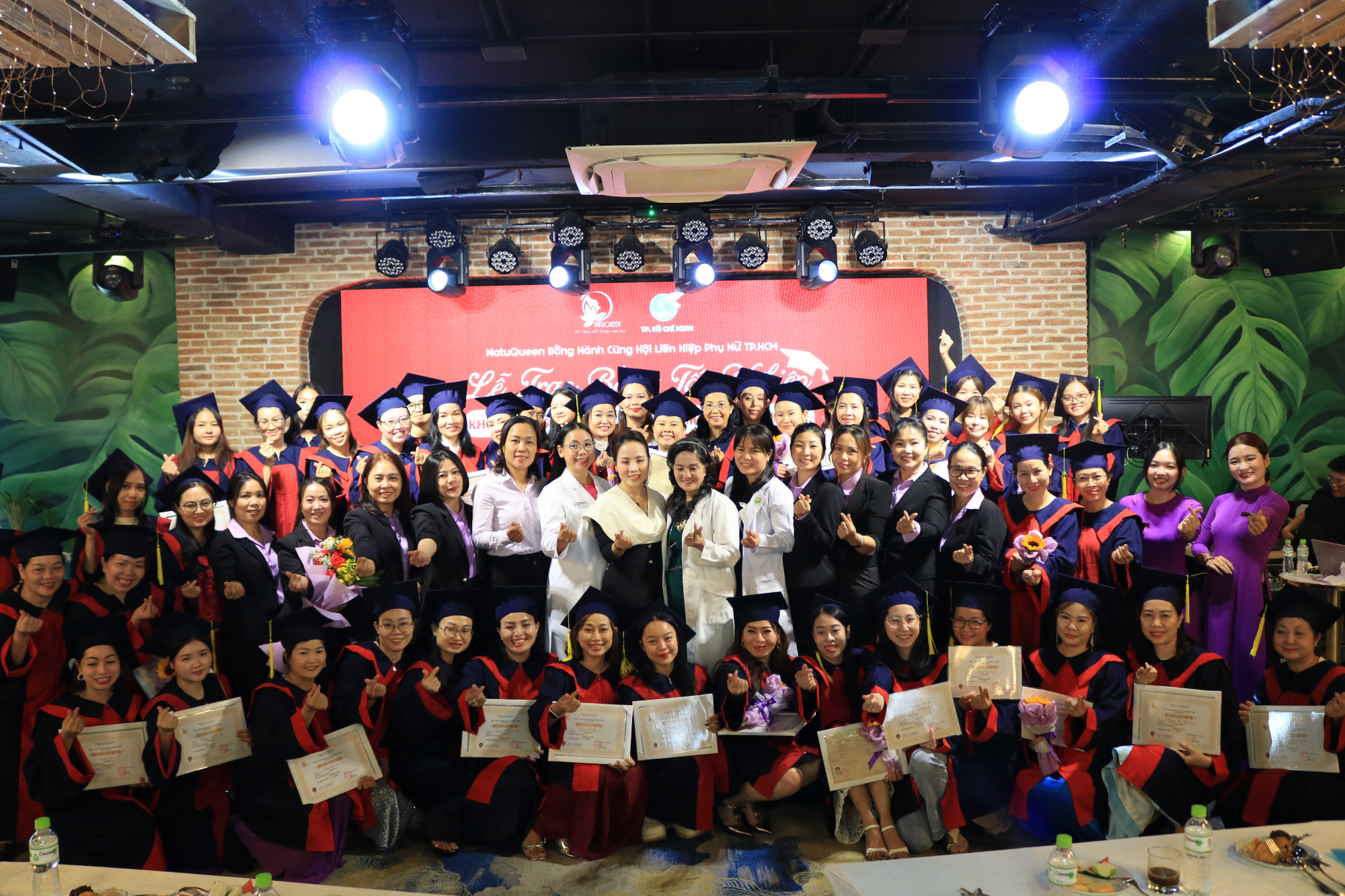 Nhiều phụ nữ vừa hoàn thành lớp học nghề chăm sóc mẹ và bé - Ảnh: N.T.L