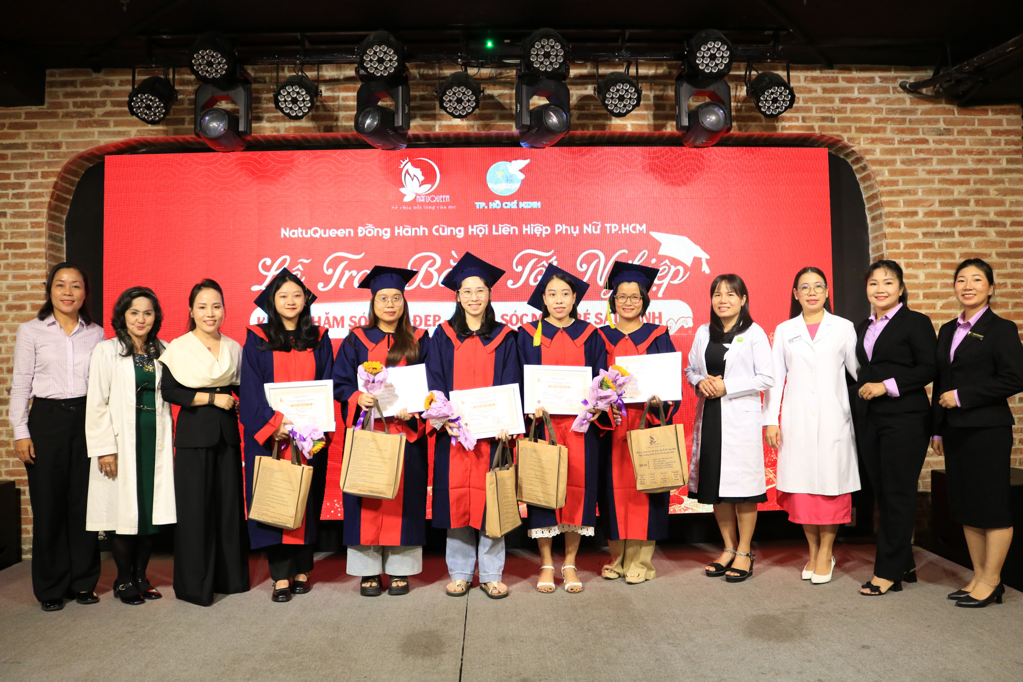 Hội LHPN và đơn vị đào tạo trao giấy chứng hoàn thành chương trình học nghề cho phụ nữ và hội viên phụ nữ 