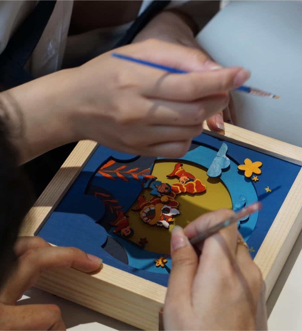 Tọa lạc tại 15/14 Nguyễn Cảnh Chân, phường Cầu Ông Lãnh, Woody Goody mang đến nhiều buổi workshop làm lồng đèn cực kỳ thú vị và độc đáo. Đến đây, bạn sẽ được hòa mình vào không gian ấm cúng và thoải mái, gác lại mọi lo toan của cuộc sống để tận hưởng những giờ phút sáng tạo cùng bạn bè và người thân. Với đầy đủ các vật liệu từ gỗ, dây, đèn, màu acrylic…, bạn sẽ được thỏa sức biến tấu những chiếc lồng đèn “độc nhất vô nhị”. Bên cạnh đó, Woody Goody còn có các workshop làm tranh gỗ ghép Mosaic Puzzle cực kỳ mới lạ mà bạn không nên bỏ lỡ cho những ngày nghỉ nhẹ nhàng và bình yên.