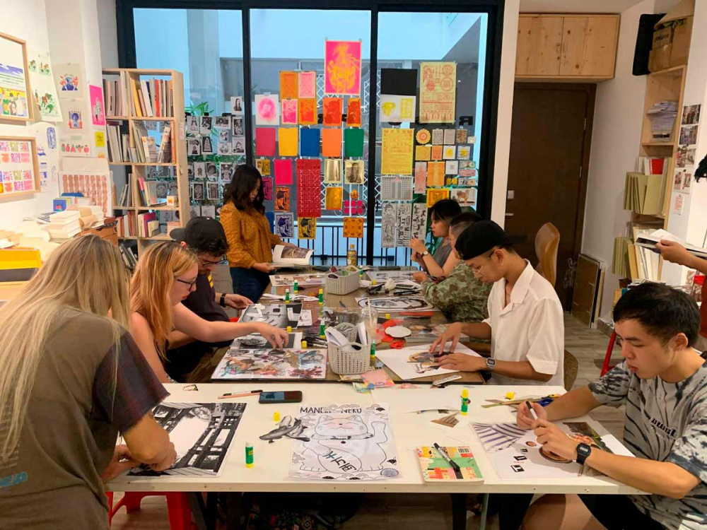 Khô Mực Studio (58/12 Phạm Ngọc Thạch, phường Xuân Hòa) là xưởng in độc lập tại Sài Gòn, và là một trong những cái tên quen thuộc với các nghệ sĩ trẻ trong thành phố. Khô Mực sử dụng risograph (hay riso), một kỹ thuật in Nhật Bản làm từ dầu đậu nành, kết hợp in kéo lụa và in tự động. Risograph từ lâu đã trở thành lựa chọn của các nghệ sĩ theo đuổi dòng tranh in nghệ thuật trên thế giới. Tham gia workshop, bạn sẽ được khuyến khích tự tay thiết kế và in các sản phẩm làm từ giấy như poster/postcard/tranh ảnh/catalogue. Workshop được tổ chức nhằm lan toả tinh thần sáng tạo và những đam mê duy mỹ, thông qua việc học hỏi những kiến thức về mỹ thuật.