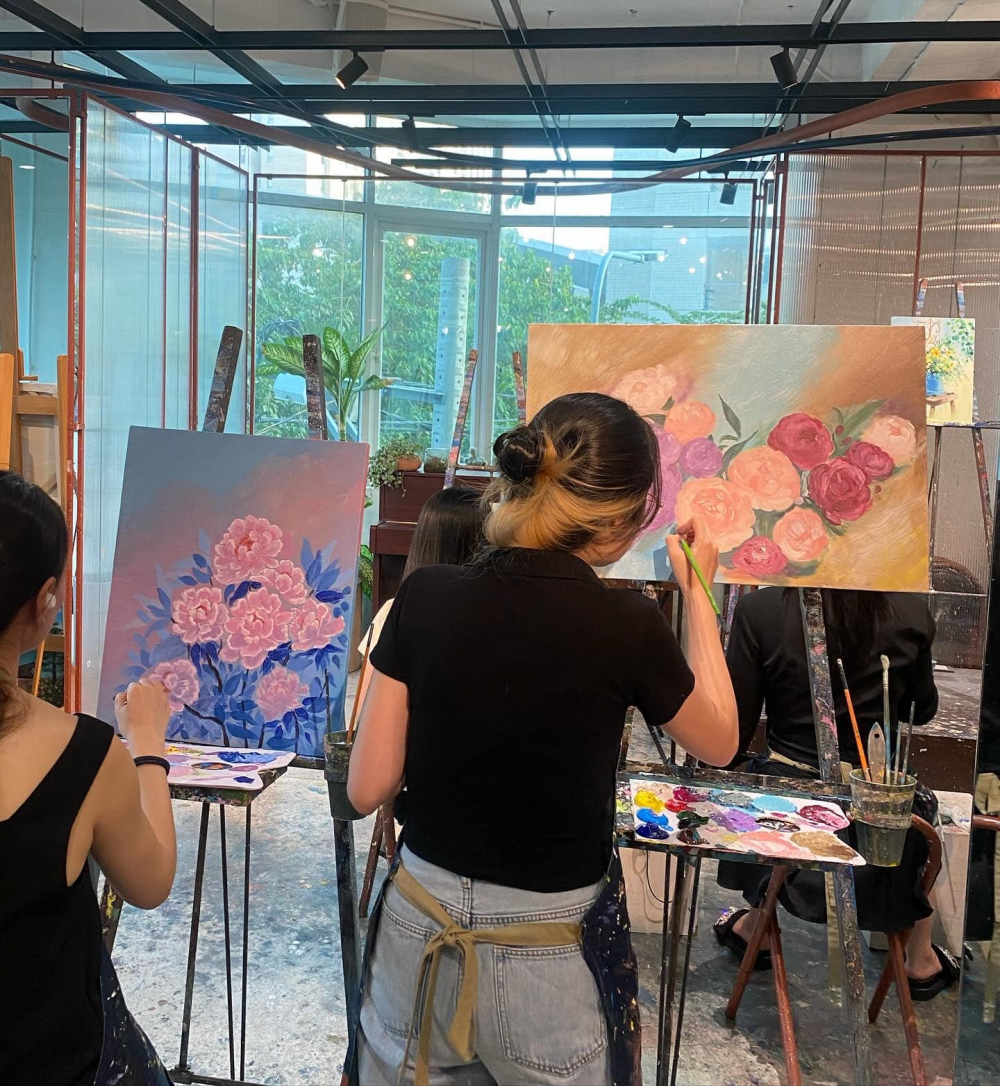 Cùng bạn bè và người thân tham gia workshop vẽ tranh tại Tipsy Art (6B Nguyễn Cảnh Chân. phường Cầu Ông Lãnh) cũng là một lựa chọn không tồi cho những ngày nghỉ sắp tới. Với nhiều chủ đề thú vị, các workshop vẽ tranh tại Tipsy Art luôn được yêu thích vì giúp gắn kết các mối quan hệ. Bạn có thể cùng người thân, bè bạn đến đây để trút mọi ưu tư qua nét cọ và tạo ra những bức họa theo phong cách cá nhân hoặc theo hướng dẫn. Với mức phí phải chăng trong một không gian hiện đại và tràn đầy cảm hứng, Tipsy Art hứa hẹn sẽ mang đến cho bạn và người thân những trải nghiệm không thể nào quên.