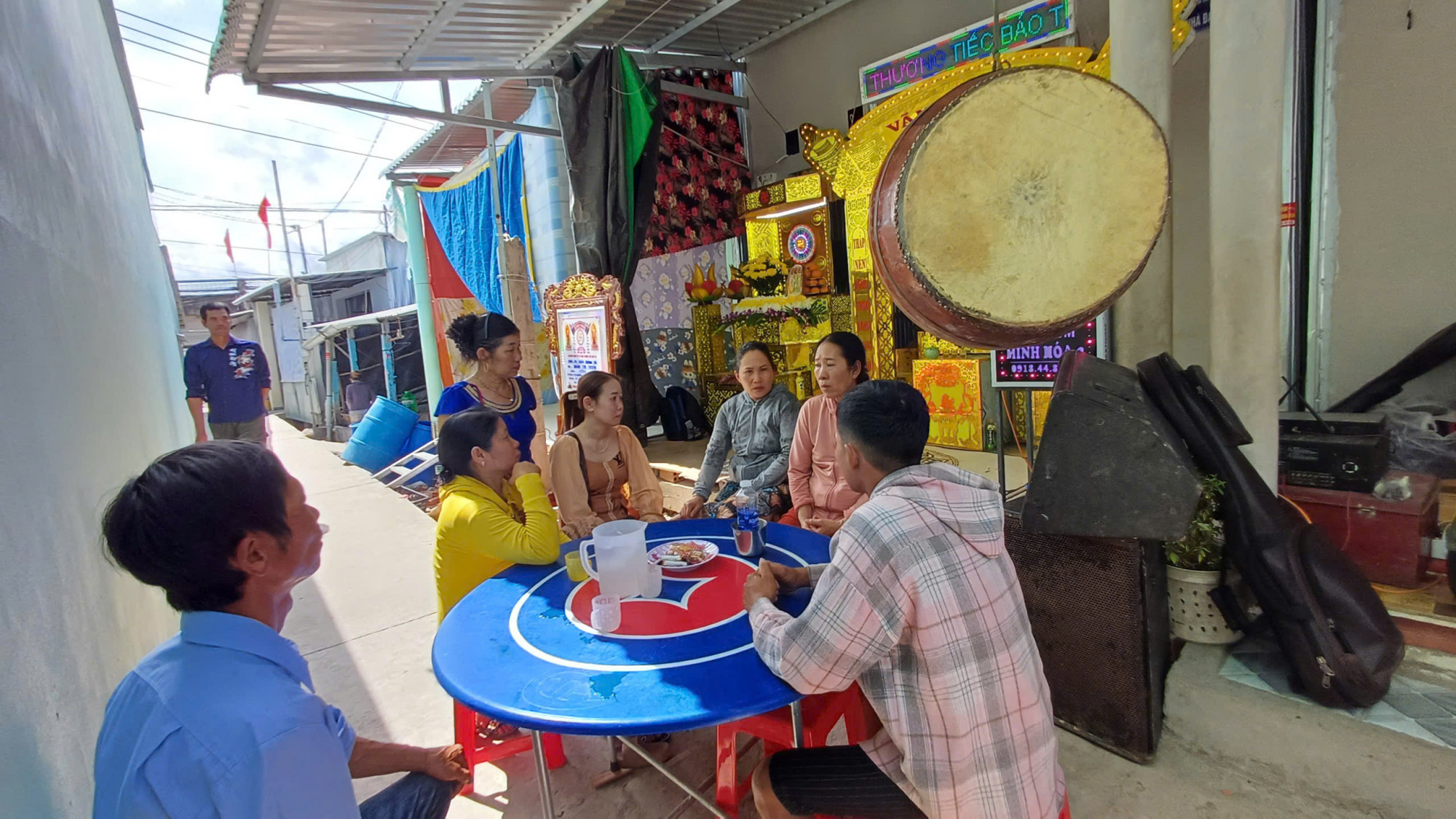 Hàng xóm đến chia buồn cùng gia đình... Ảnh: CTV